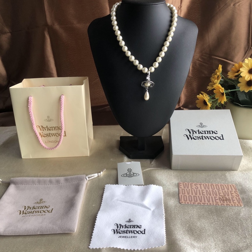 Brand new Vivienne.Westwood  Pearl necklace in silver